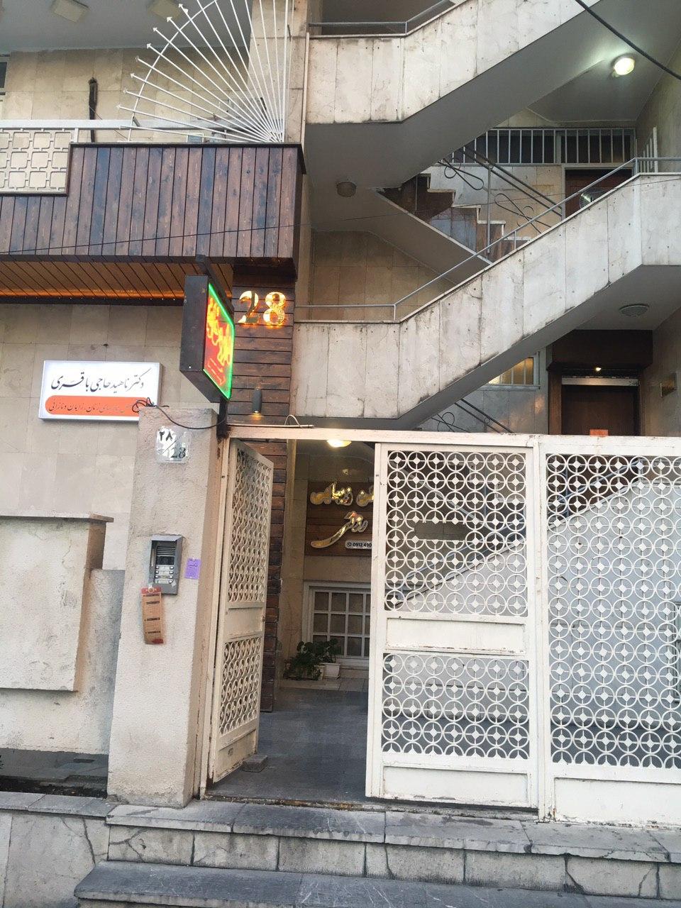 نمای بیرونی سالن زیبایی رزتی — میدان آرژانتین